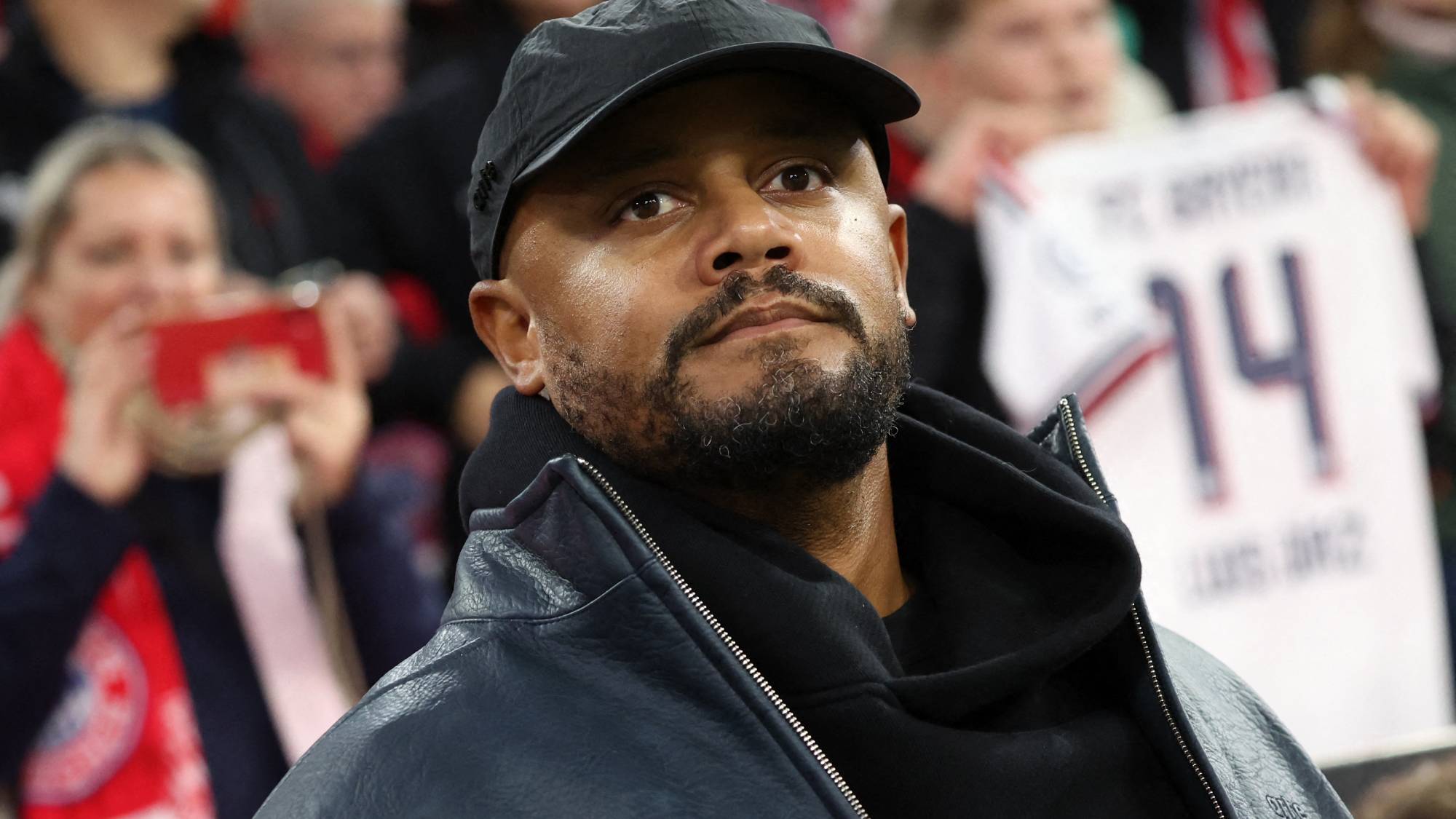 17 October 2026, Bavaria, Munich: Soccer, Men: Bundesliga, FC Bayern Munich vs. RB Leipzig, Matchday 6, Allianz Arena; Coach Vincent Kompany (Bayern Munich) before the game. Photo: Karl-Josef Hildenbrand/dpa - IMPORTANT NOTICE: In accordance with the regulations of the Bundesliga and the DFB (German Football Association), it is prohibited to use or allow the use of photographs taken in the stadium and/or during the game in the form of sequential images and/or video-like photo series.